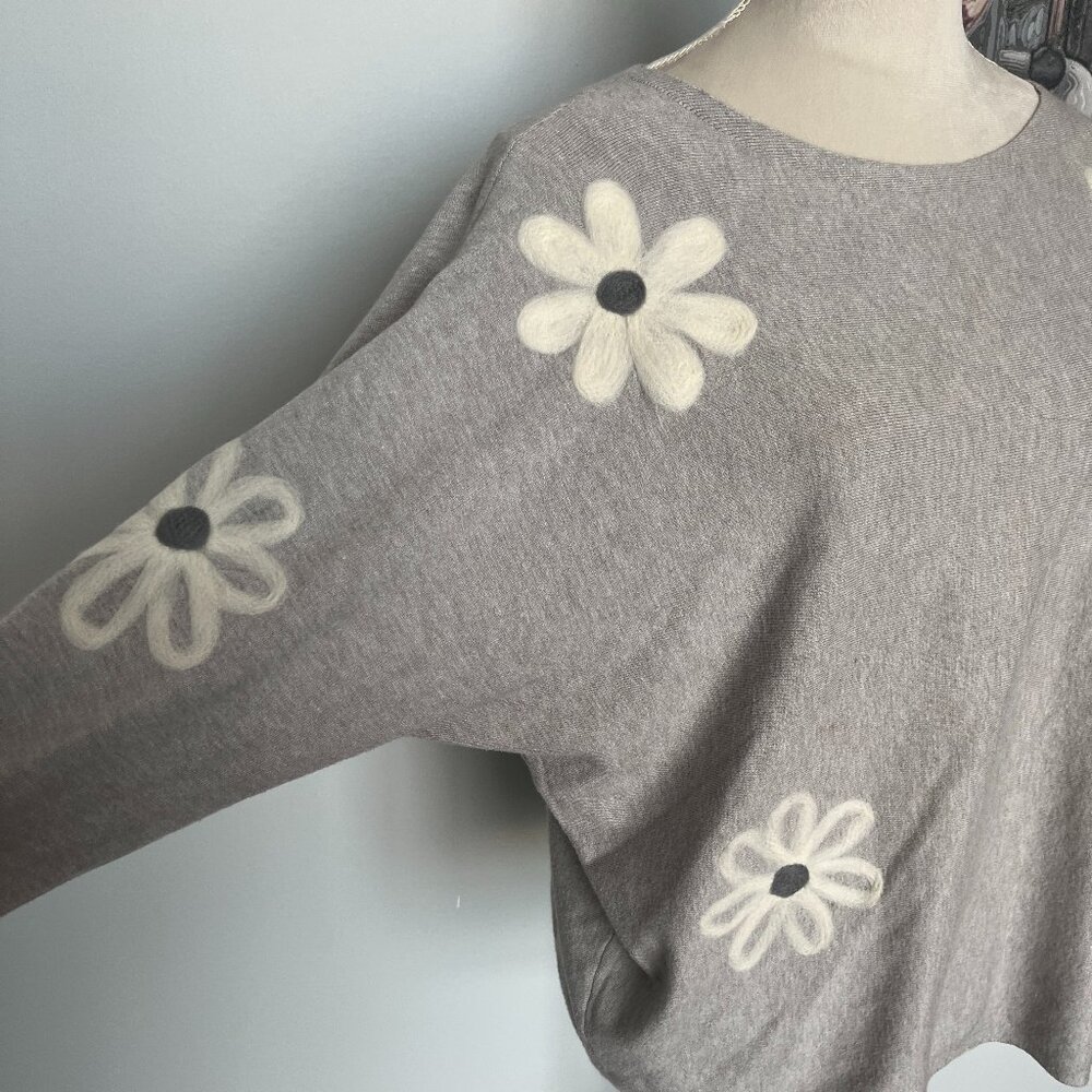 Aaeda Gray with Floral Applique Batwing Sweater L - Picture 2 of 6